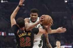 开云体育在线-包含雄鹿豪取十连胜，领跑东部排名的词条