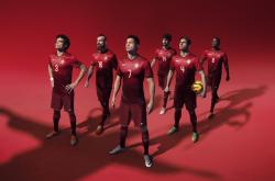 开云下载-跨界传奇，当袋鼠军团打穿欧洲红魔，莱万在另一个战场接管东决