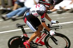 开云APP-范弗利特关键三分定乾坤，湖人巅峰对决险胜76人