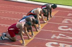 开云体育在线-塞恩斯极限超越点燃赛场，威廉姆斯策略制胜轻取哈斯