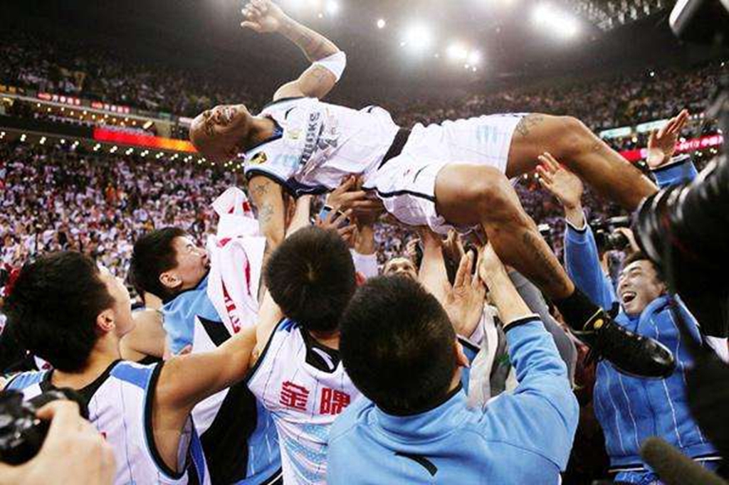 包含外援拼杀在赛场，中国篮球史写入新页的词条