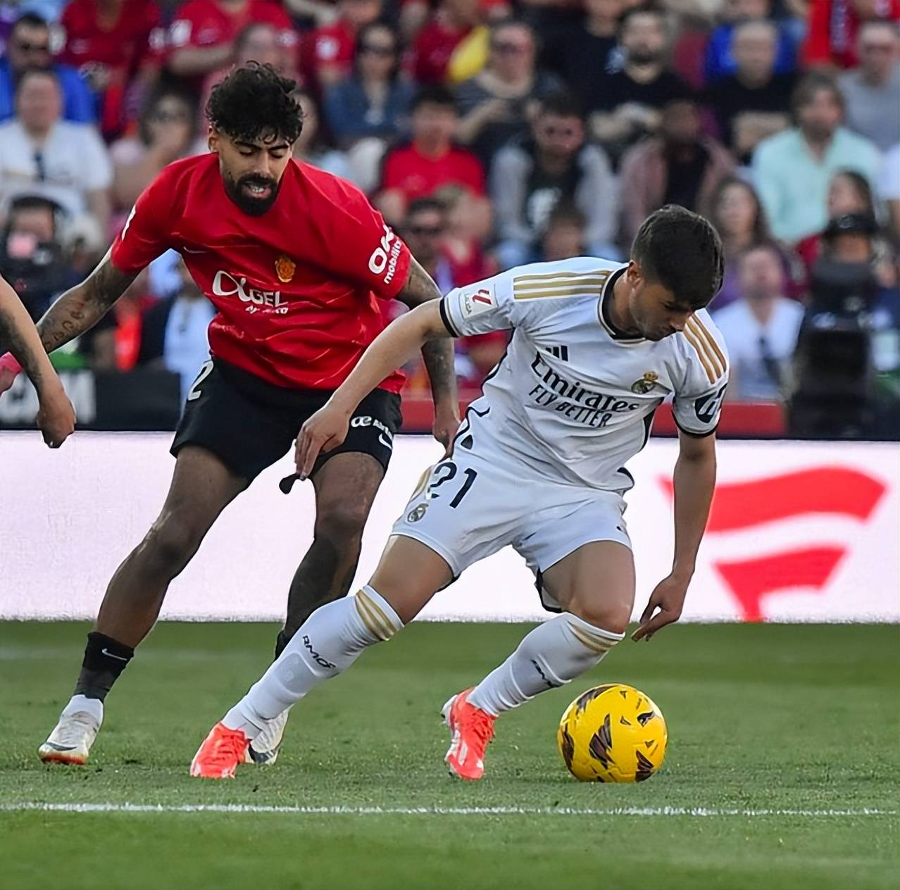 激烈对决,欧洲豪强在赛场上展开激烈较量 激烈对决,欧洲豪强在赛场上展开激烈较量