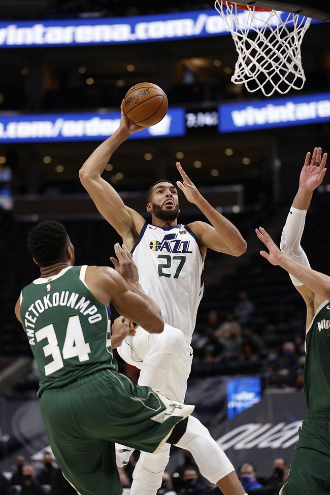 爵士主场大胜雄鹿燃烧激情,戈贝尔连胜胜利之星的简单介绍 爵士主场大胜雄鹿燃烧激情,戈贝尔连胜胜利之星的简单介绍