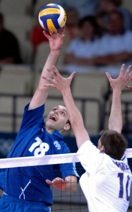 希腊队在雅典友谊赛中取得胜利