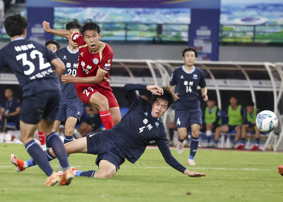 足球联赛冠军的争夺愈加激烈,球迷热情高涨的简单介绍 足球联赛冠军的争夺愈加激烈,球迷热情高涨的简单介绍