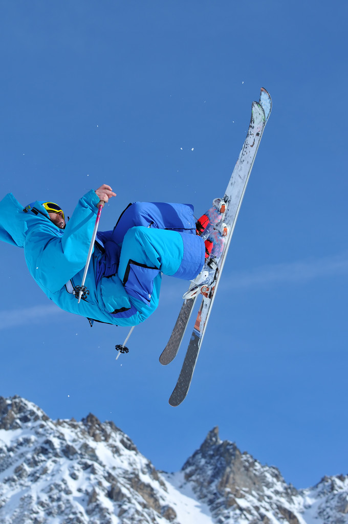 滑雪比赛中，选手展现天衣无缝的滑雪功夫