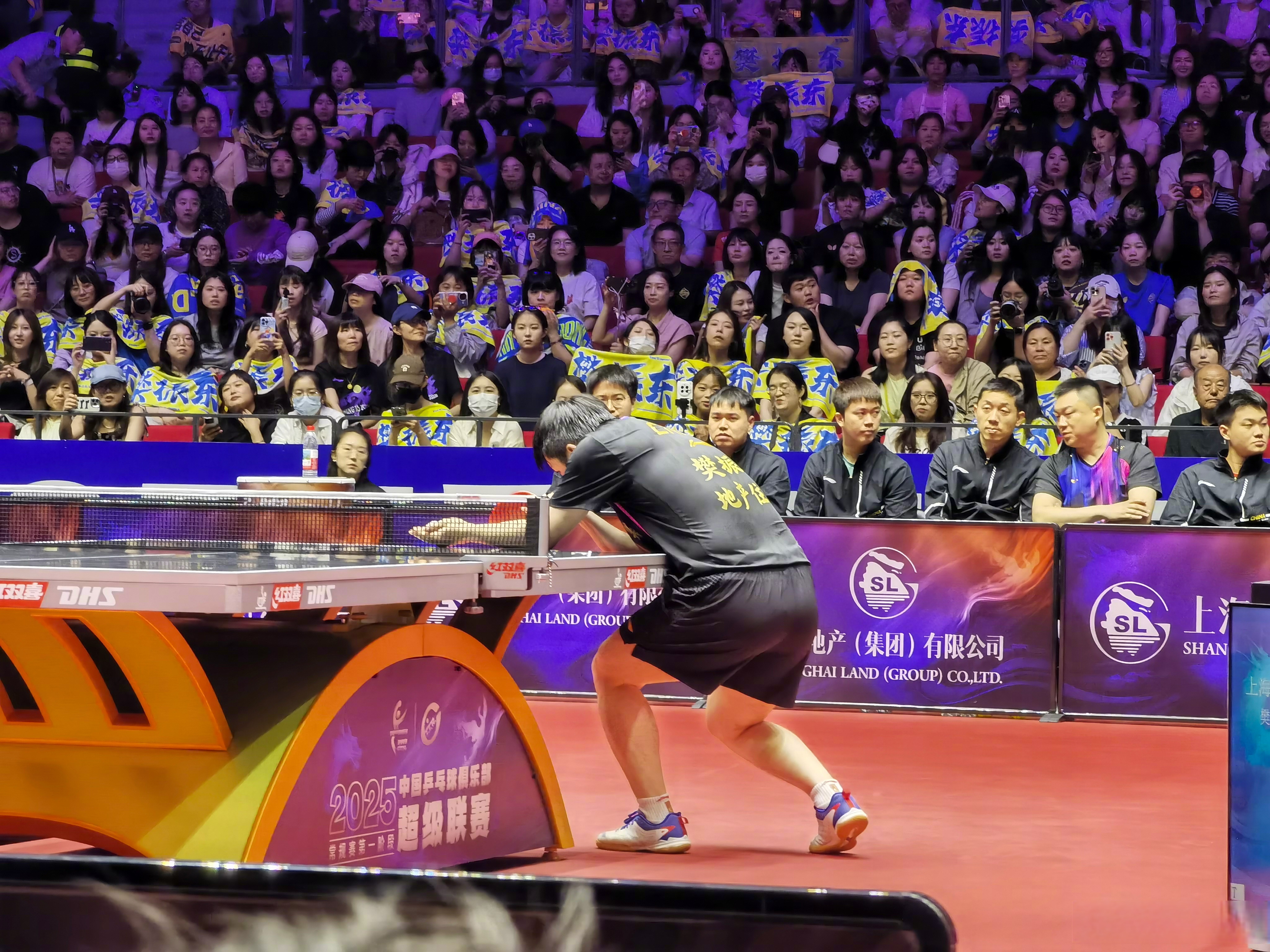 热门球队在重磅比赛中展现出强大实力