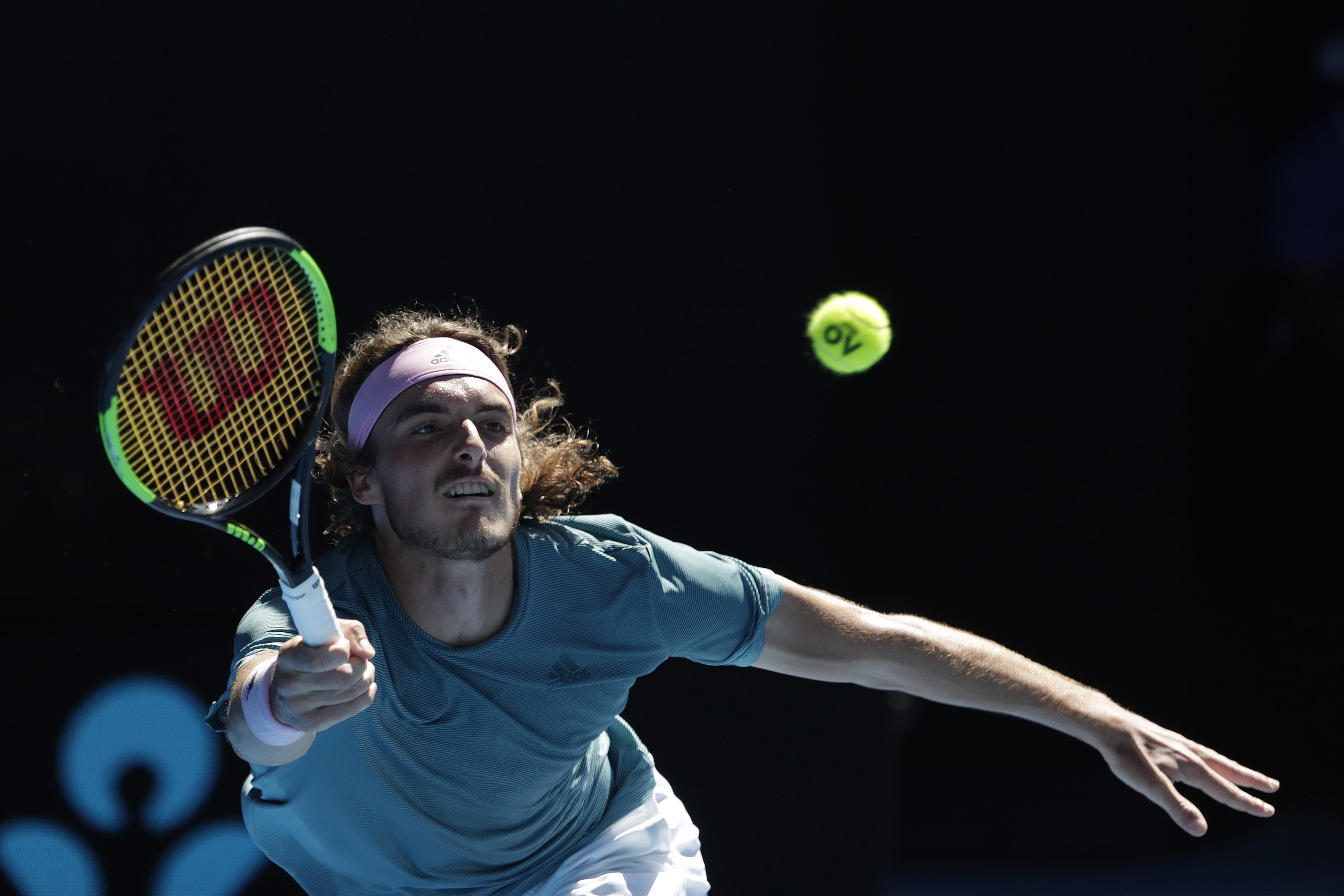 欧洲网球队逆转英国网球队，西西帕斯关键制胜的简单介绍