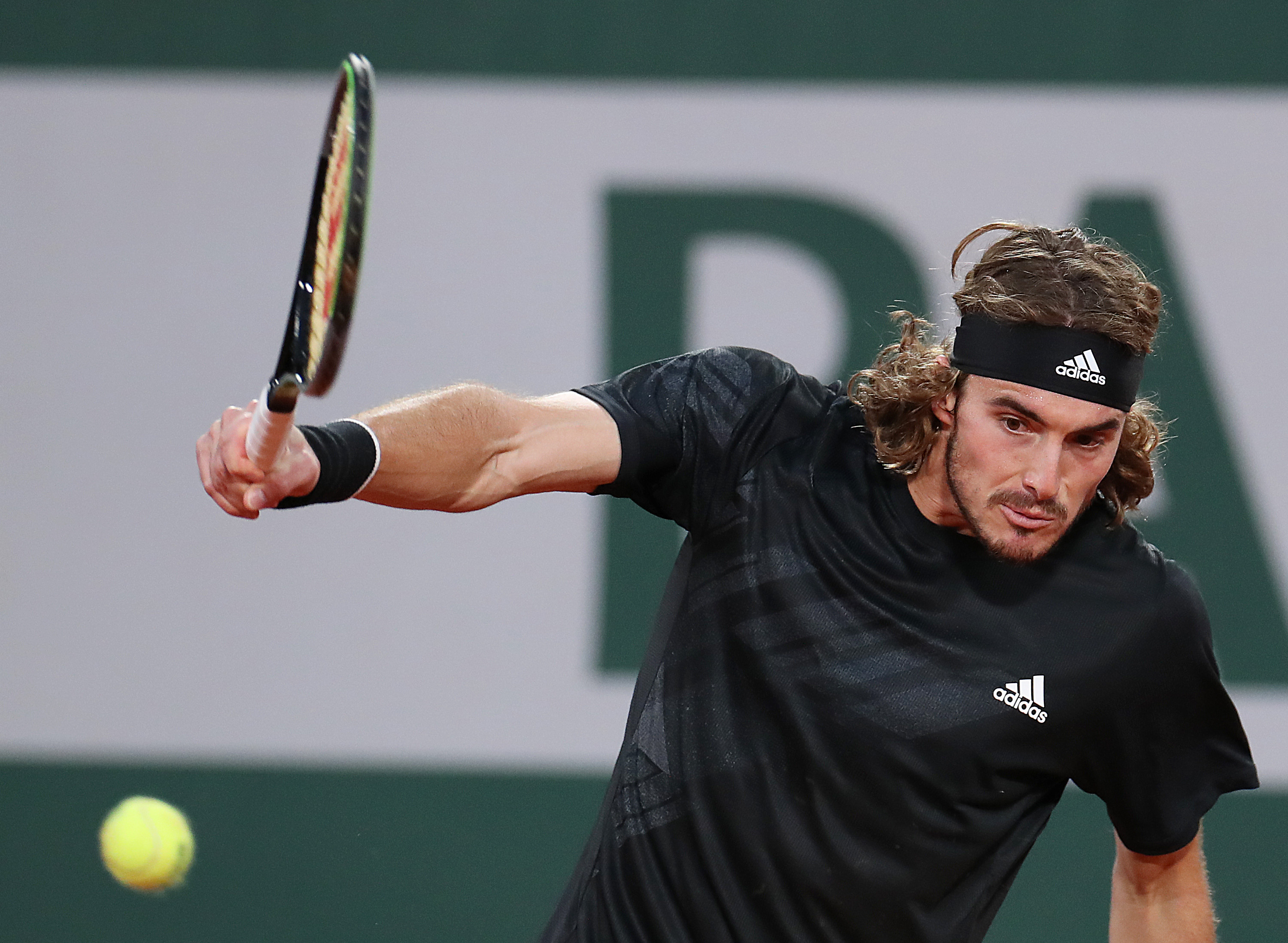 关于法国网球队血洗澳大利亚网球队，西西帕斯打破历史纪录的信息