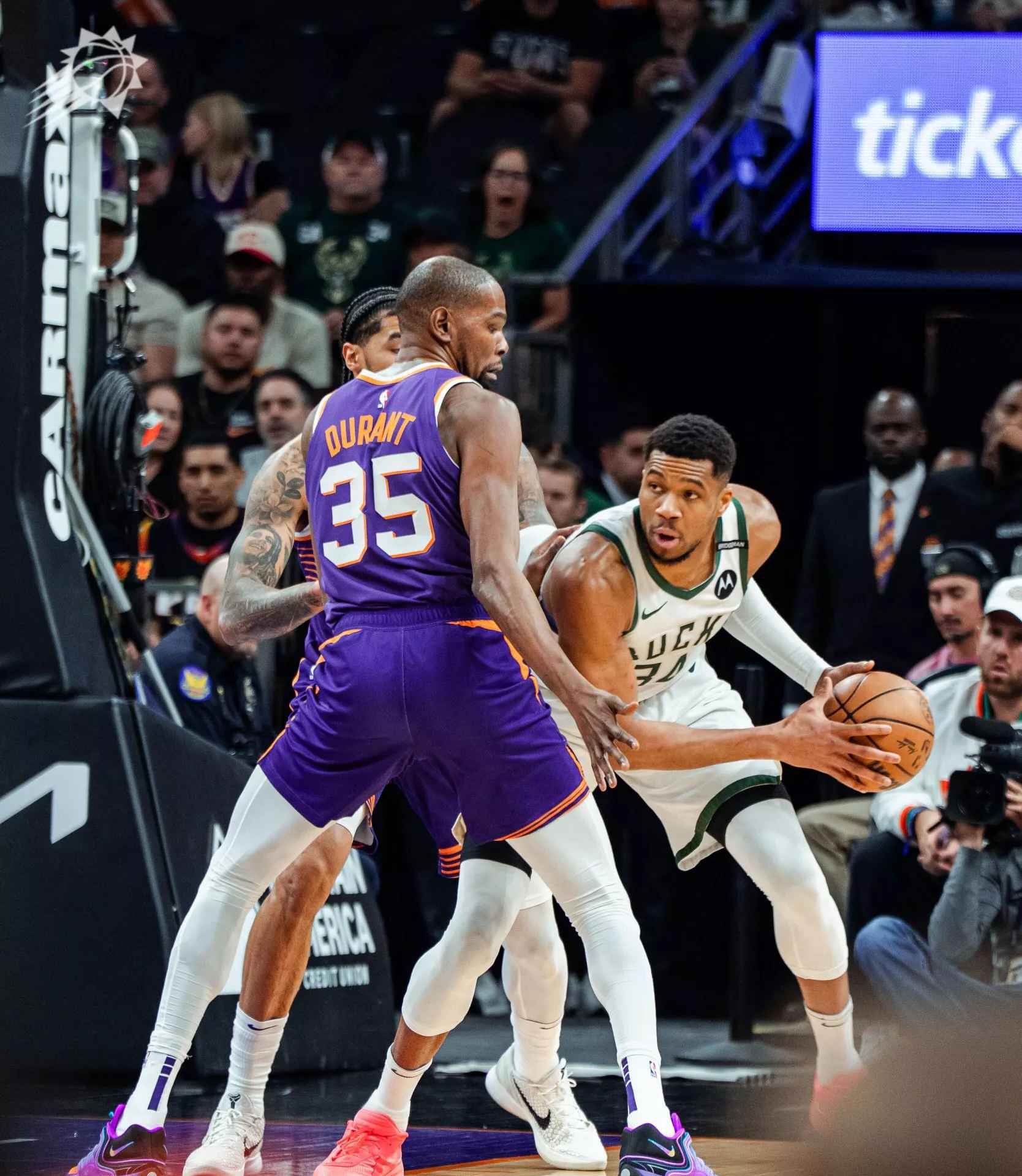 雄鹿险胜公牛，布克统治全场