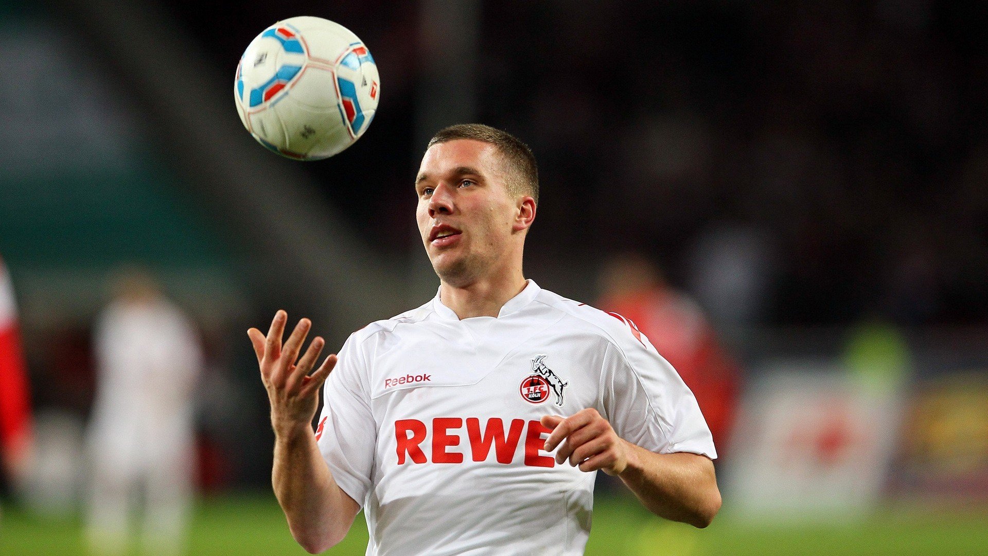 跨界传奇,当袋鼠军团打穿欧洲红魔,莱万在另一个战场接管东决