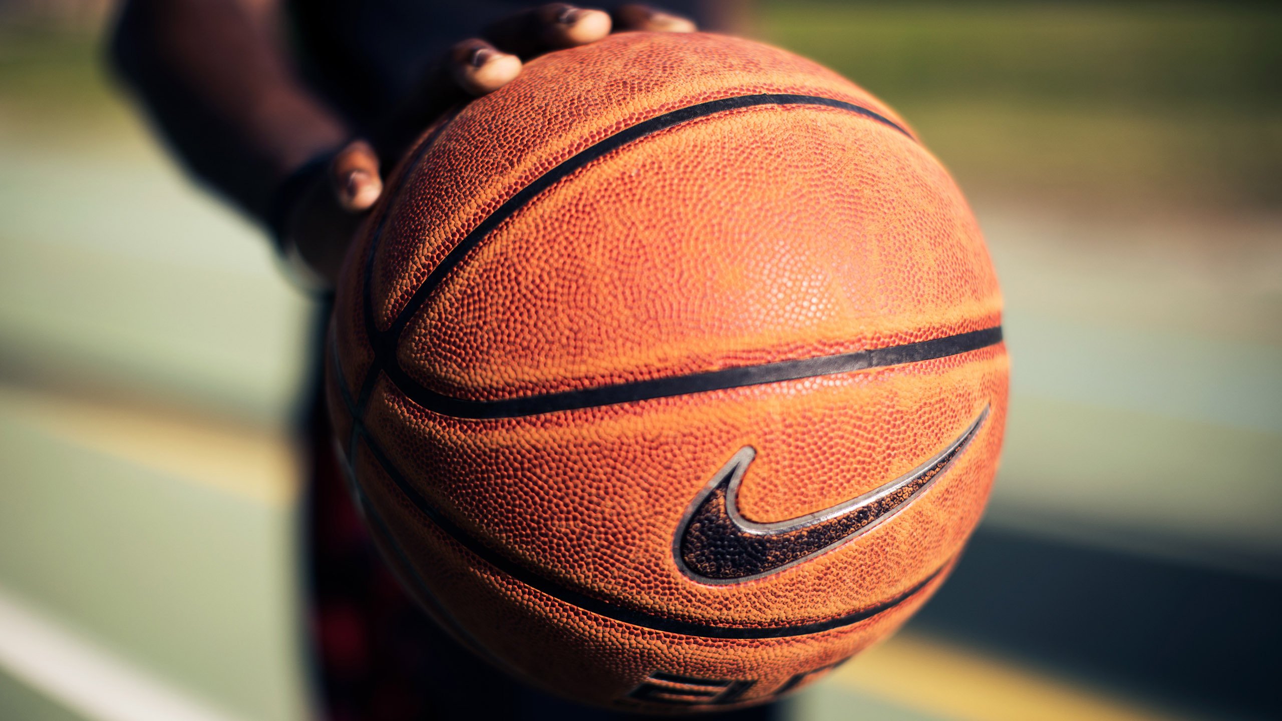 这是一篇为你定制的文章。为了体现唯一性，我将结合NBA赛场的具体战术博弈、球星瞬间的戏剧性对比以及比赛背后的哲学隐喻来展开，拒绝泛泛而谈的赛后战报